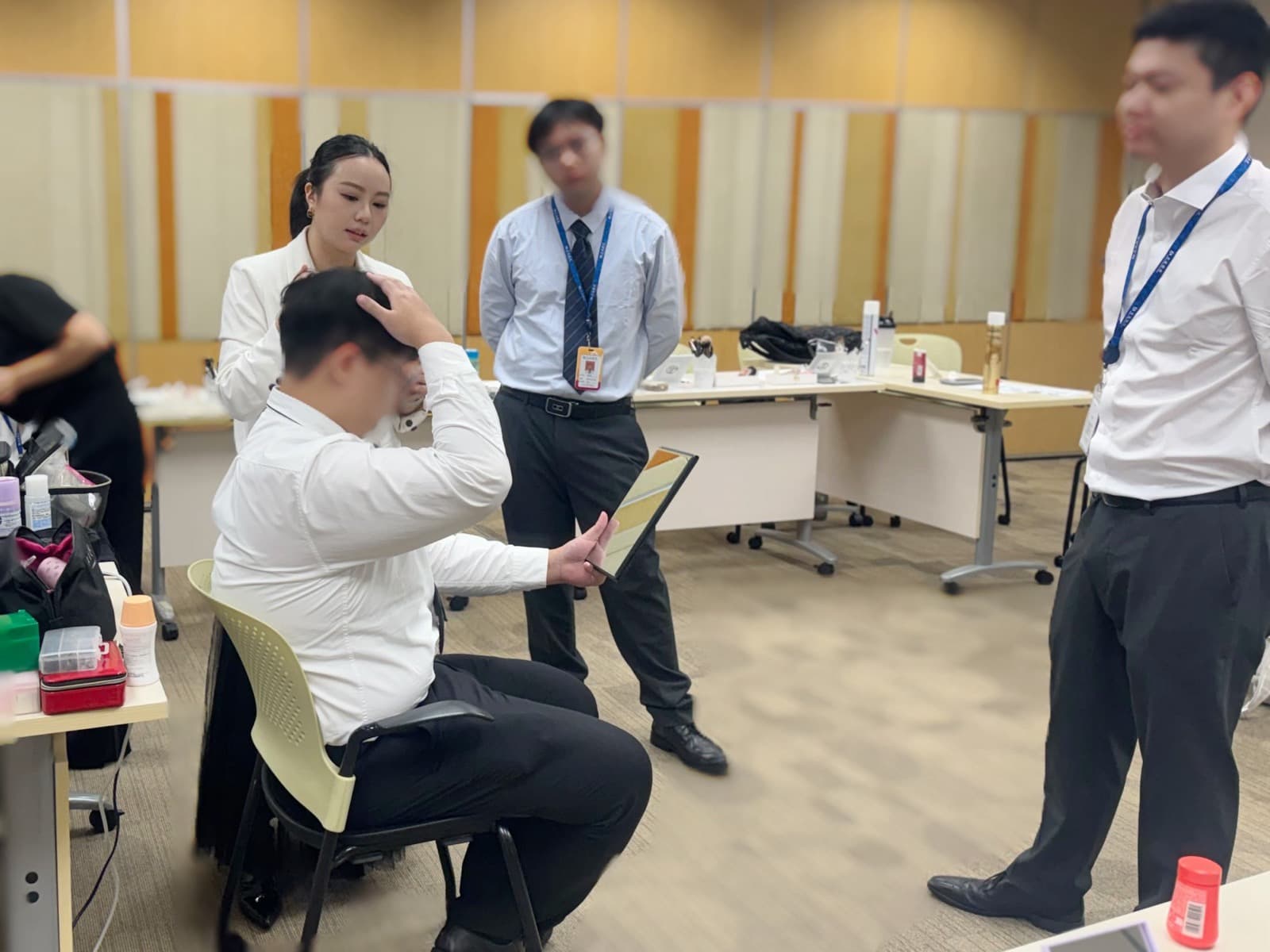 交通银行:学员对镜亲手整理发型