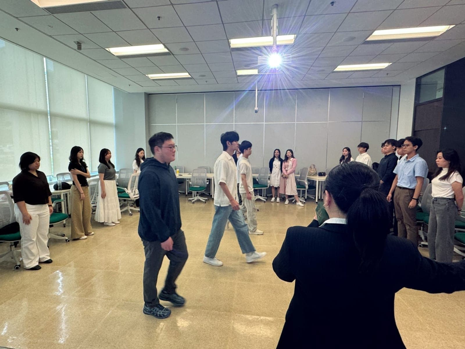 香港恒生大学:站姿与步姿即场练习